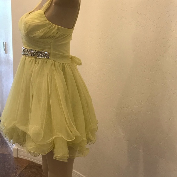 Beautiful buttercup yellow flare dress - Picture 4 of 4